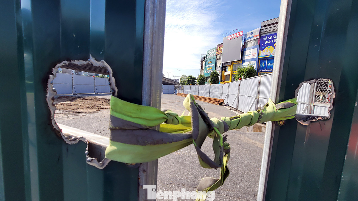 Theo phạm vi hàng rào được dựng lên, toàn bộ 5 làn đường Nguyễn Trãi hướng Hà Đông - Ngã Tư Sở bị các dải phân cách mềm bịt lại. Hàng rào tôn đã được quây kín phần lớn của nút giao.