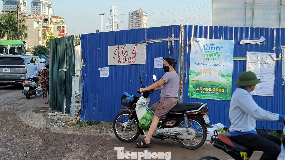 Hàng rào tôn chiếm phần lớn lòng đường gây khuất tầm nhìn, cản trở giao thông cả năm nay, chưa biết đến khi nào mới được tháo bỏ. Hàng rào tôn chiếm phần lớn lòng đường gây khuất tầm nhìn, cản trở giao thông cả năm nay, chưa biết đến khi nào mới được tháo bỏ.