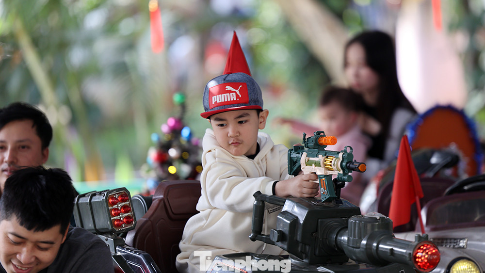 Khu vực xe đụng và đu quay luôn chật kín khách.