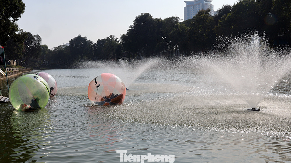 Mấy năm nay, công viên có nhiều loại hình giải trí mới như chơi bóng nước. Đây là khu vực luôn thu hút sự thích thú của trẻ em.