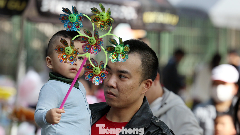 Những ngày nghỉ Tết Dương lịch ngắn ngủi, nhiều người sống ở Hà Nội và khu vực lân cận lựa chọn cùng gia đình đến các khu vui chơi, công viên để tận hưởng kỳ nghỉ.