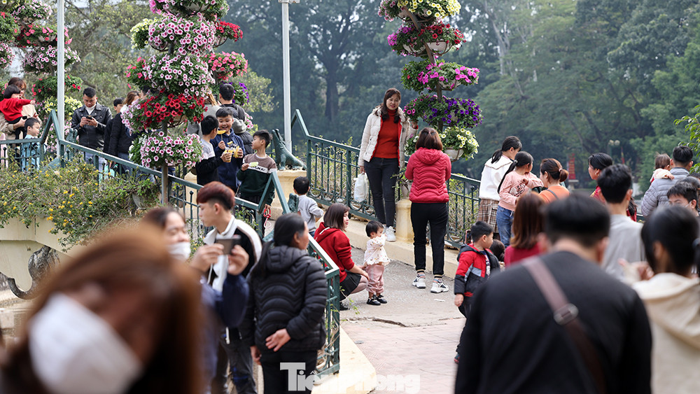 Cây cầu hoa luôn luôn chật kín người chụp hình "check in".