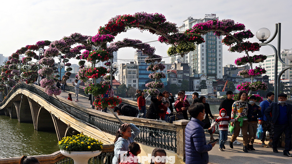 Công viên Thủ Lệ hay còn được nhiều gọi với cái tên Vườn thú Hà Nội vào những ngày này luôn là địa điểm thu hút người dân đến vui chơi.