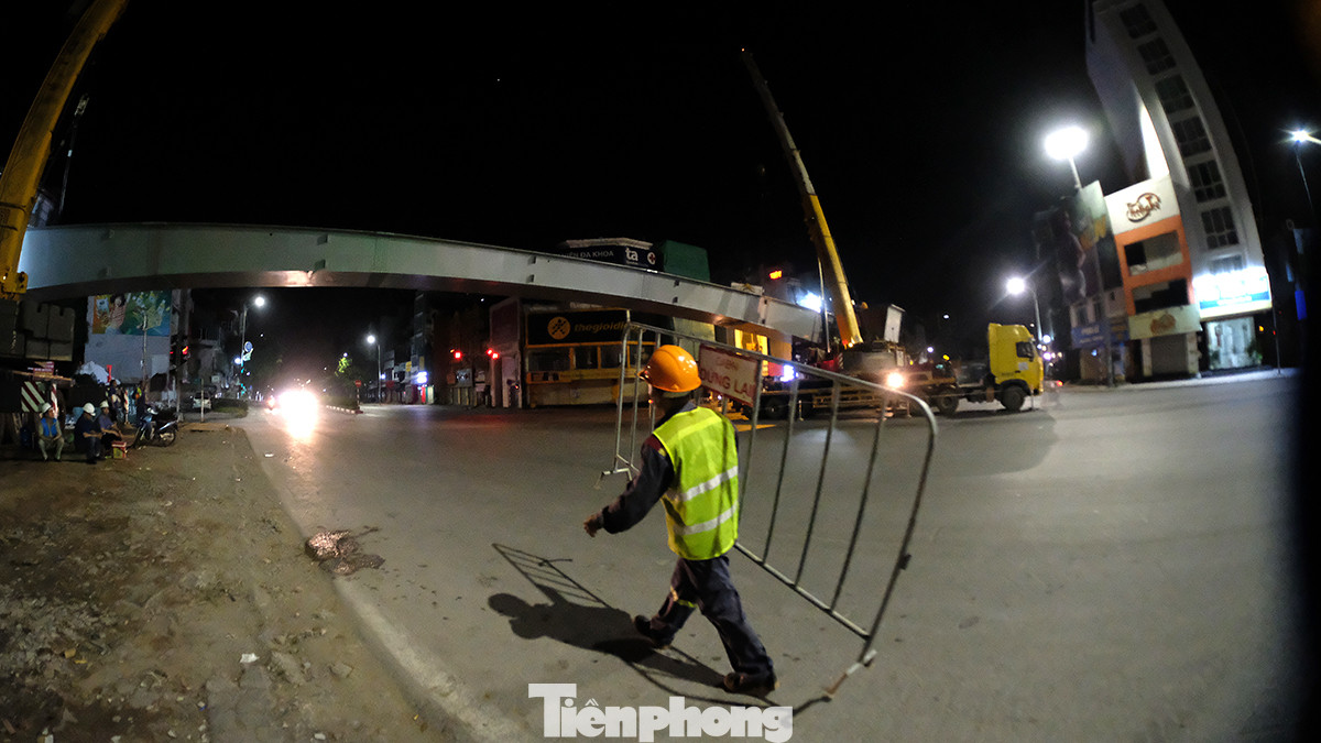 Theo dự kiến đường bị khóa đến 4 giờ sáng, tuy nhiên mọi công tác định vị dầm cầu đã được đơn vị thi công khẩn trương thực hiện. Đến vào thời điểm khoảng hơn 3 giờ, hàng rào đã được tháo để mở đường phục vụ giao thông đi lại thuận tiện.