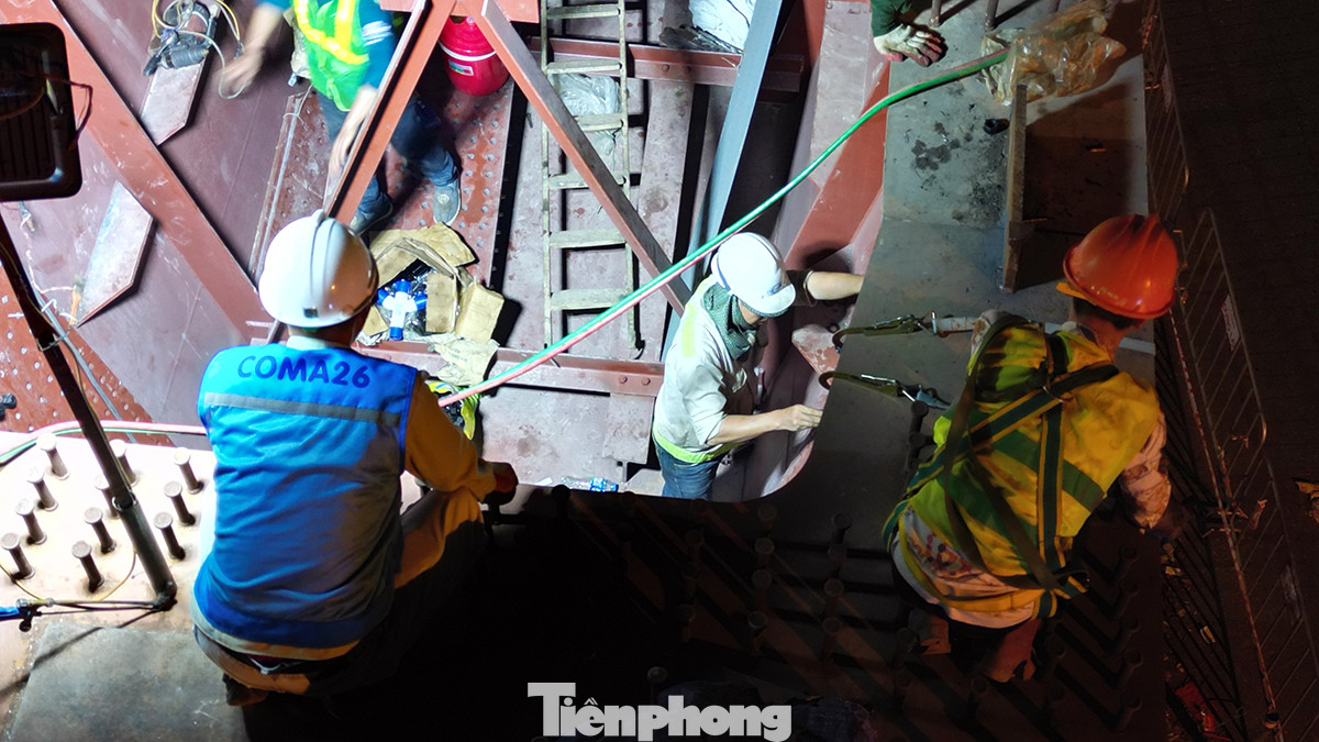 Công nhân khẩn trương thi công trong đêm để đảm bảo công tác đóng đường phục vụ thi công được diễn ra đúng kế hoạch.