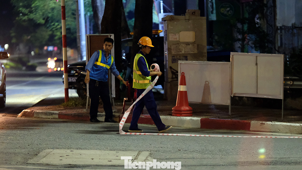 Công tác rào chắn, chăng dây để khóa đường phục vụ thi công được thực hiện tại thời điểm 23 giờ đêm 21/7.