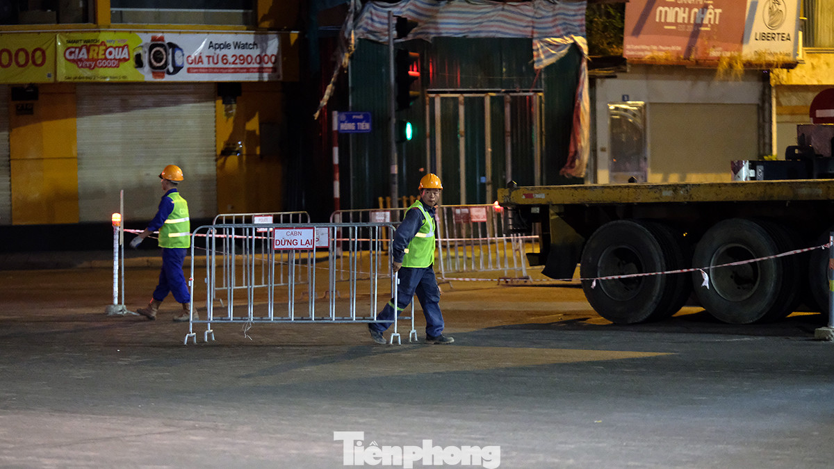 Công tác rào chắn, chăng dây để khóa đường phục vụ thi công được thực hiện tại thời điểm 23 giờ đêm 21/7.