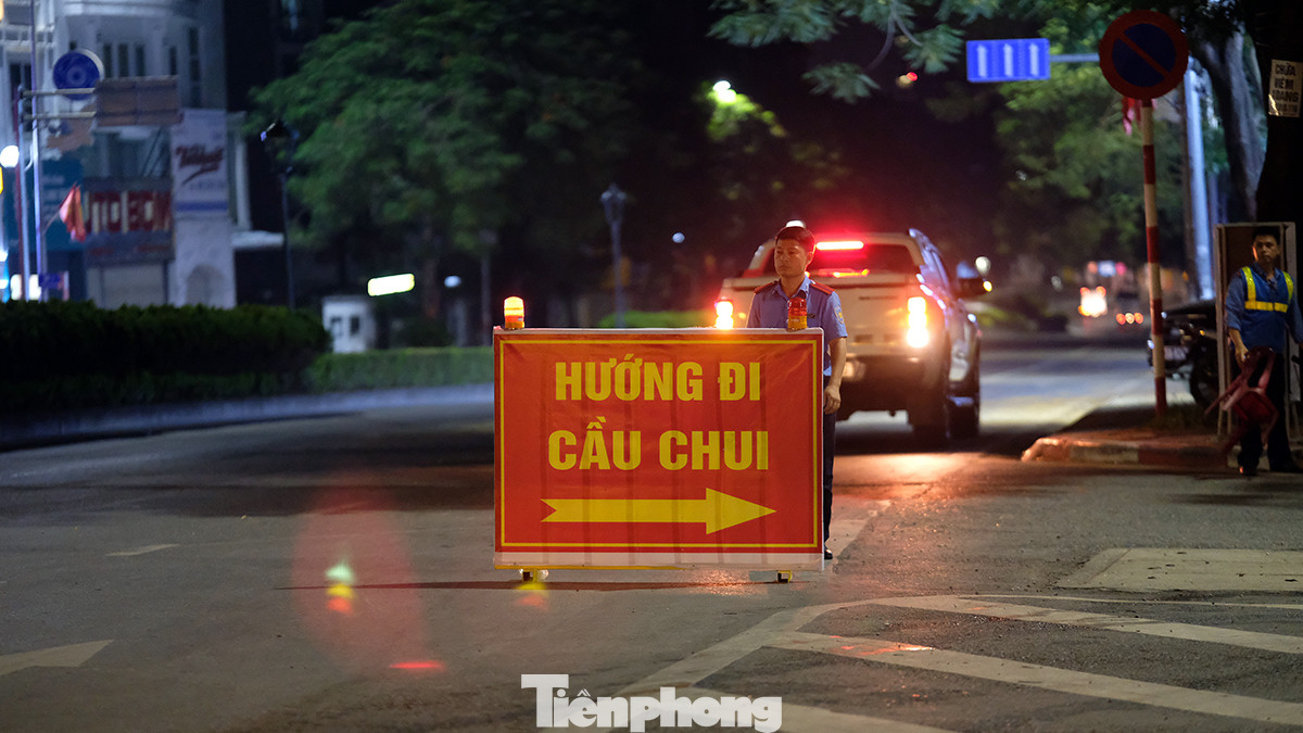 Bảng chỉ dẫn và lực lượng chức năng luôn túc trực hướng dẫn các phương tiện đi tránh khu vực công trường trong suốt thời gian diễn ra khóa đường phục vụ thi công.