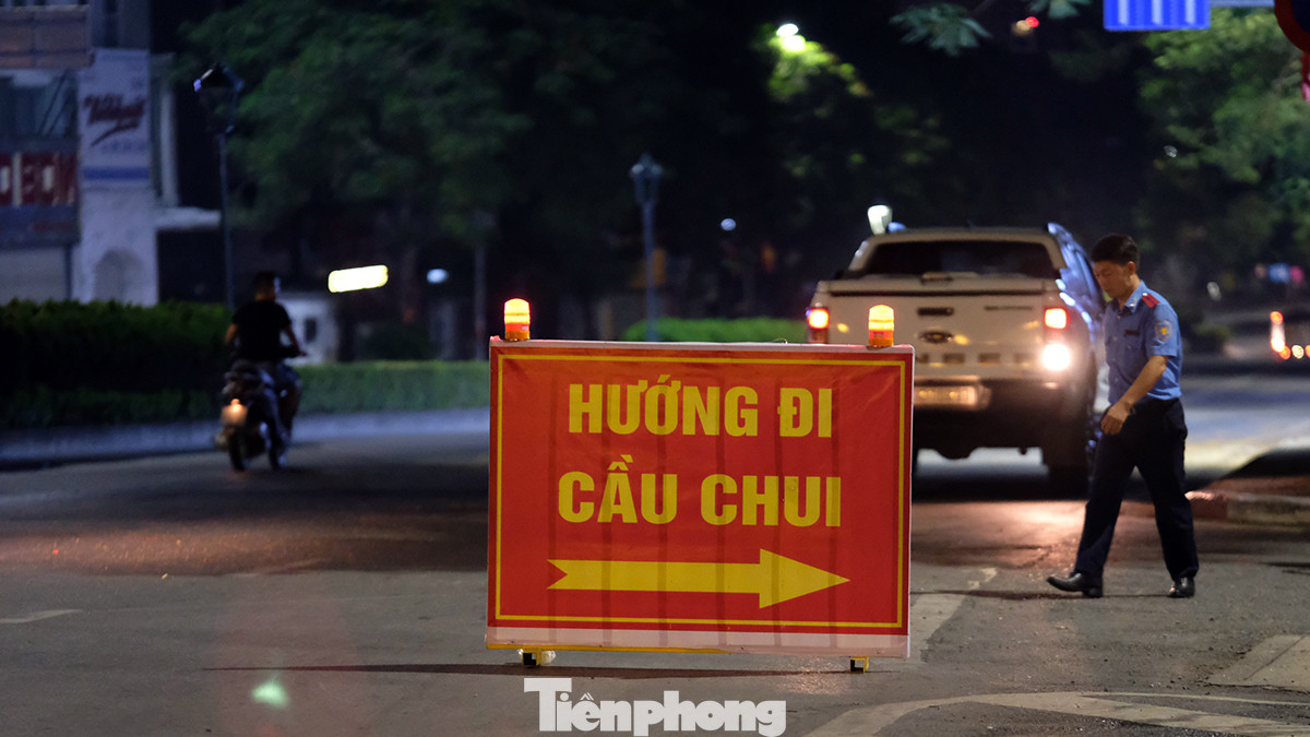 Công tác rào chắn, chăng dây để khóa đường phục vụ thi công được thực hiện tại thời điểm 23 giờ đêm 21/7.