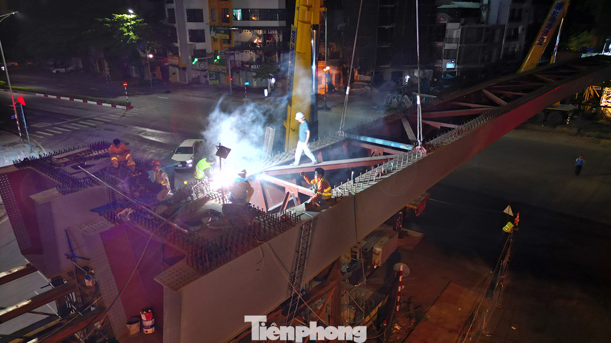 Ngay sau khi dầm cầu đầu tiên được cẩu đưa đúng vào vị trí của mố cầu, công tác hàn định vị được thực hiện ngay sau đó.