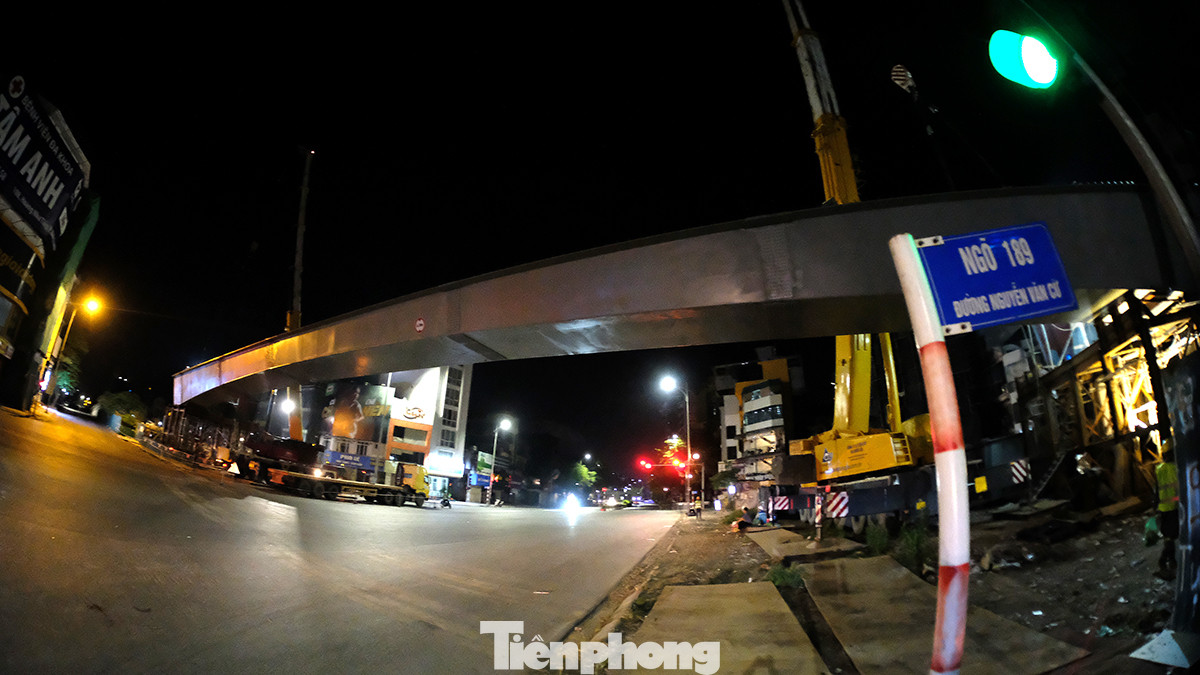 Trước đó, Sở GTVT Hà Nội có phương án phân luồng, tổ chức giao thông theo hướng cấm toàn bộ xe qua lại khu vực thi công lắp đặt dầm cầu vượt trong 3 đêm (từ 22 đến hết 24/7).