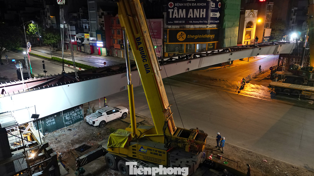 Hình hài cây cầu vượt qua nút giao Hồng Tiến - Nguyễn Văn Cừ (quận Long Biên) đã thành hình.