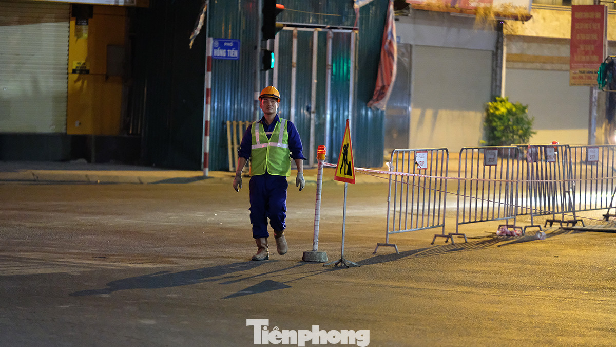 Công tác rào chắn, chăng dây để khóa đường phục vụ thi công được thực hiện tại thời điểm 23 giờ đêm 21/7.