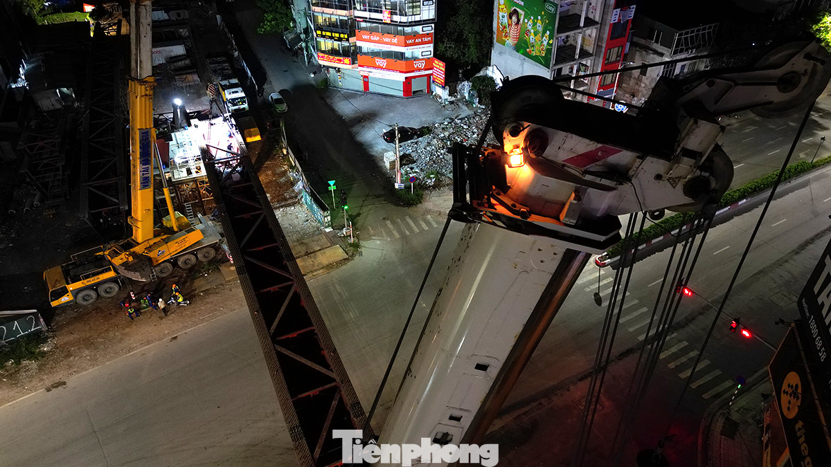 Để phục vụ công việc lắp dầm cầu vượt tại nút giao Hồng Tiến - Nguyễn Văn Cừ (quận Long Biên), đơn vị thi công đã điều động 2 máy cẩu cực lớn trong đêm với mục đích đưa dầm cầu đầu tiên lên trụ cầu hai bên đường Nguyễn Văn Cừ.