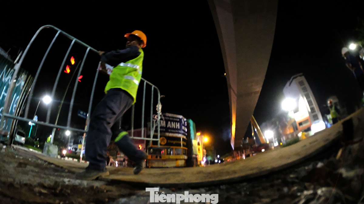 Theo dự kiến đường bị khóa đến 4 giờ sáng, tuy nhiên mọi công tác định vị dầm cầu đã được đơn vị thi công khẩn trương thực hiện. Đến vào thời điểm khoảng hơn 3 giờ, hàng rào đã được tháo để mở đường phục vụ giao thông đi lại thuận tiện.