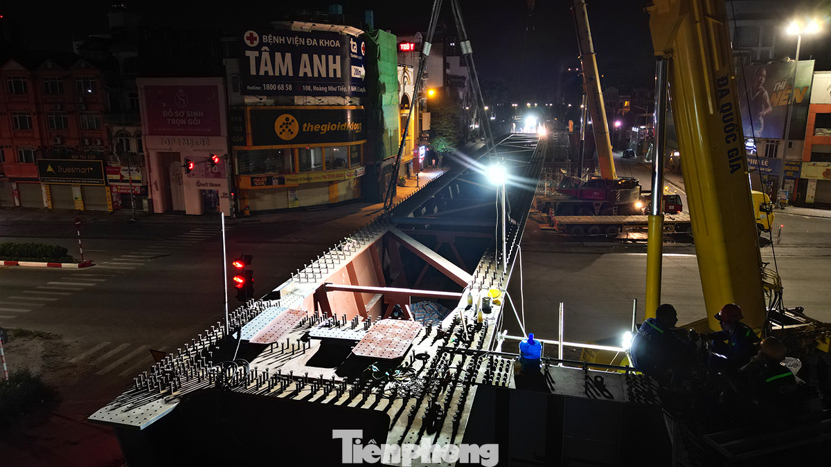 Đường Nguyễn Văn Cừ là trục đường giao thông chính, mật độ giao thông luôn cao. Tuy nhiên để đảm bảo an toàn cũng như tiến độ cho công trình. Cơ quan chức năng đã phải đóng đường để thi công dự án.