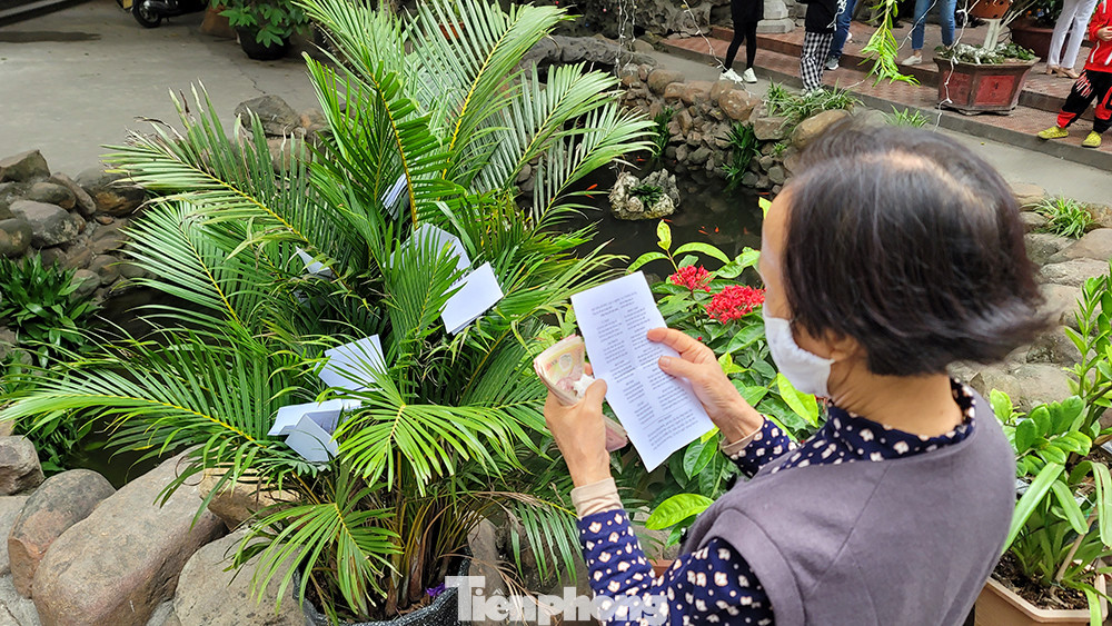 Nhiều người đến Tổ đình Phúc Khánh ngoài vãn cảnh, lễ chùa còn với mục đích là bốc quẻ để xem trong năm với mong muốn sẽ gặp nhiều may mắn, an lành trong cả năm trước mắt.