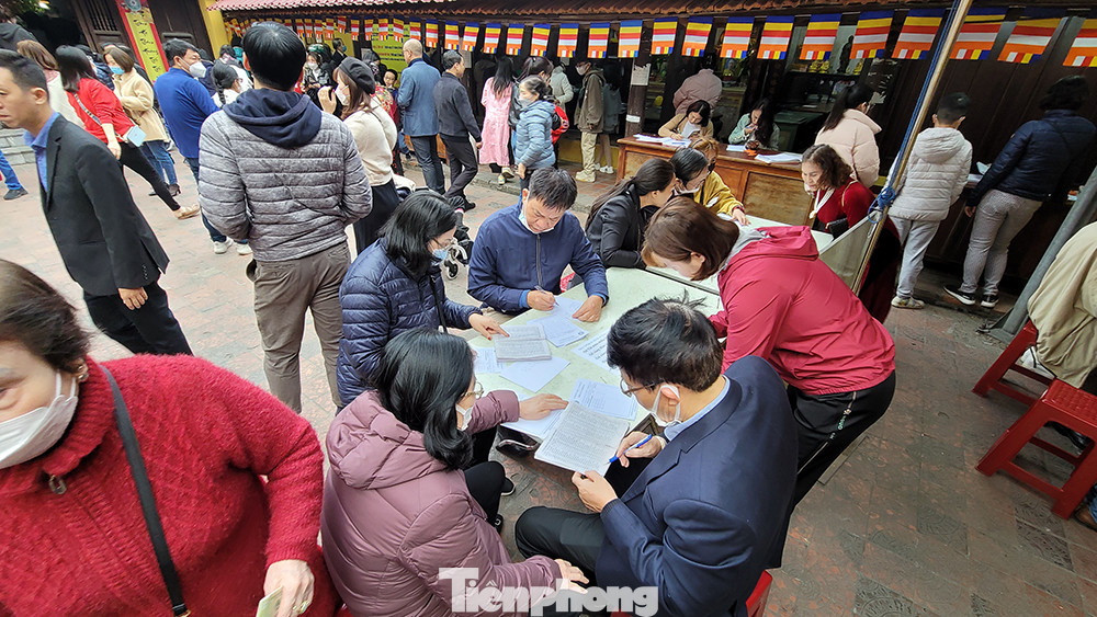 Khu vực đăng ký dâng sao giải hạn vẫn là nơi đông đúc hơn cả.