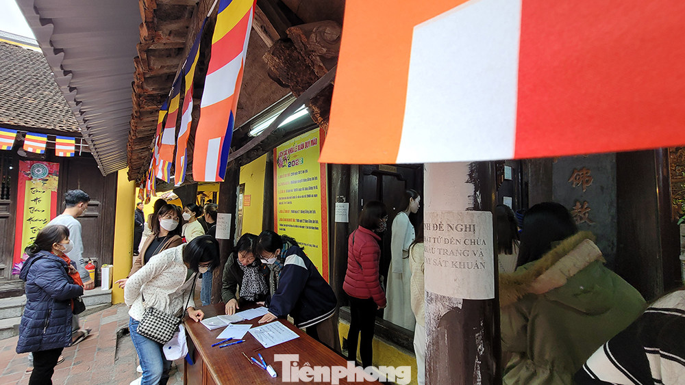 Thủ tục đăng ký dâng sao giải hạn tại chùa Phúc Khánh khá đơn giản. Tất cả những người có nhu cầu chỉ cần ghi rõ tên tuổi, sao chiếu mệnh trong năm nay vào một mảnh giấy và đưa cho các vị sư ghi chép để khấn cầu cho họ.