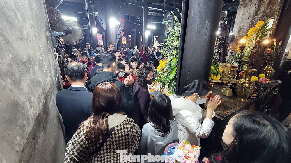 Năm nay thời tiết những ngày Tết âm lịch rất đẹp, thuận tiện cho người dân đi vãn cảnh và lễ chùa.