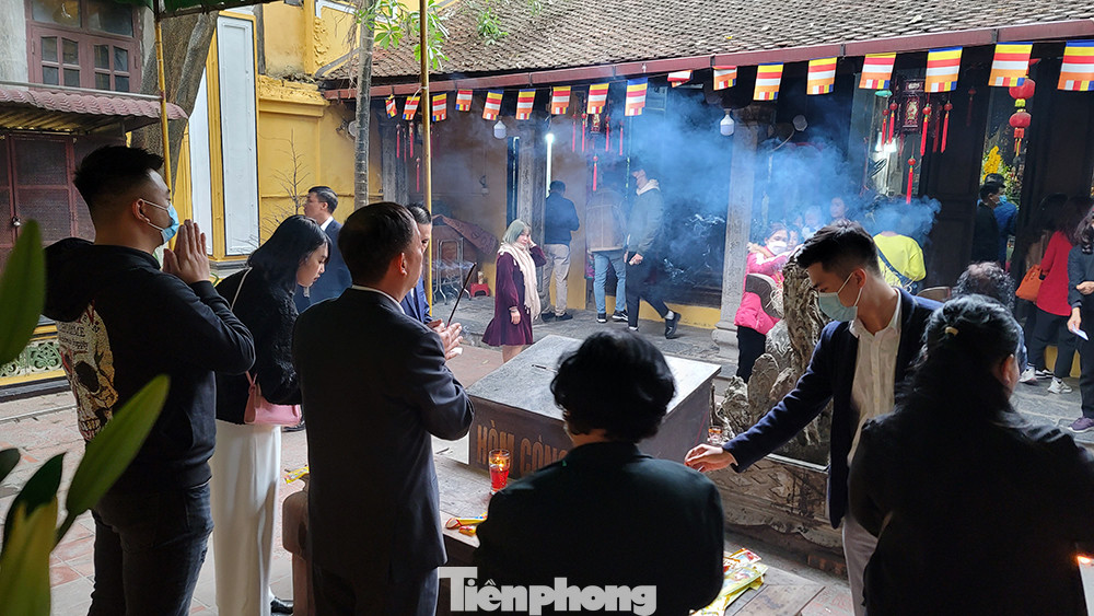 Sân Tổ đình Phúc Khánh rất đông du khách, phật tử đi lễ ngày đầu năm.