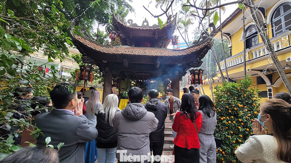 Có thời điểm, mọi người phải đứng chờ nhau để có chỗ đứng vào lễ.