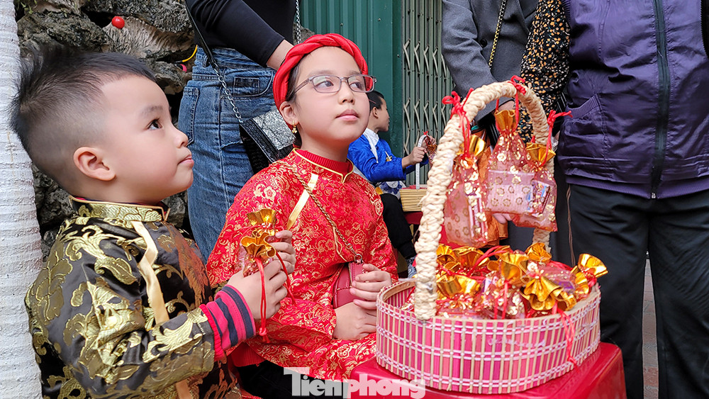 Một số bạn nhỏ bán muối tại sân chùa. Với quan niệm “đầu năm mua muối, cuối năm mua vôi” của người Việt để mang lại may mắn trong năm, muối đã trở thành mặt hàng này khá đắt khách sau thời khắc Giao thừa hay những ngày đầu năm mới.