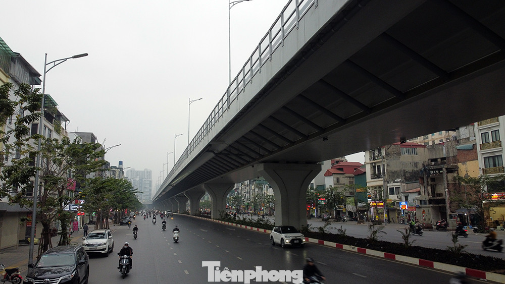 Đường vành đai 2 phía dưới cũng vô cùng thông thoáng, dù hôm nay là ngày đi làm đầu năm mới.