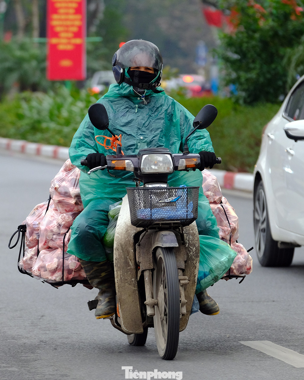 Một người chở thịt lợn đi trên đường Thanh Niên vào thời điểm khoảng 7 giờ sáng nay.
