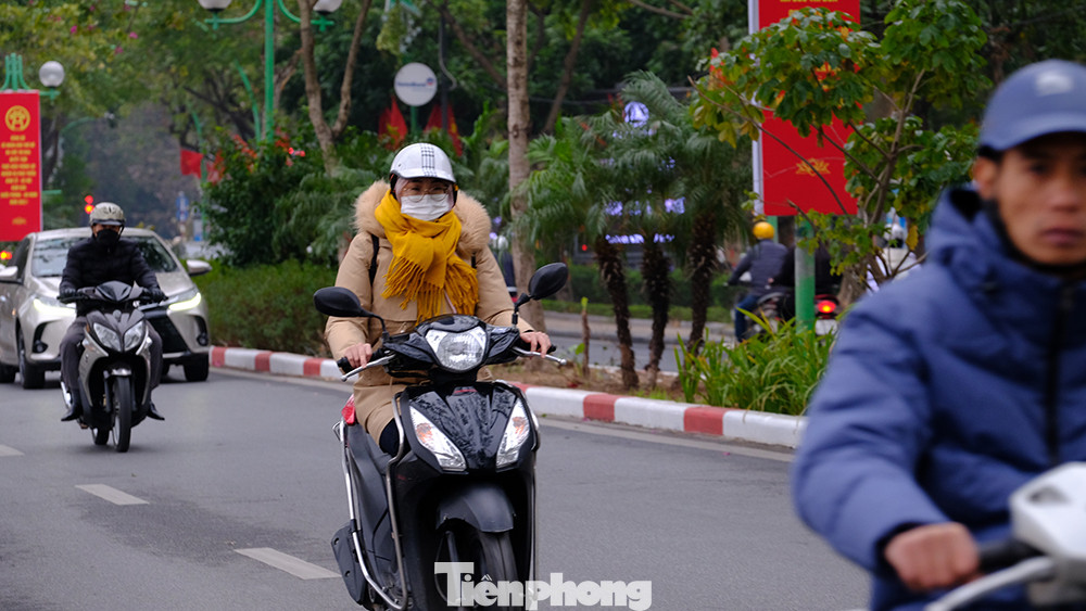 Theo dự báo thời tiết, sáng nay tại Hà Nội và khu vực lân cận có mưa. Tuy nhiên trong buổi sáng của ngày đi làm đầu năm, thời tiết tạnh ráo với nhiệt độ khoảng 15 đến 17 độ, có gió nhẹ.