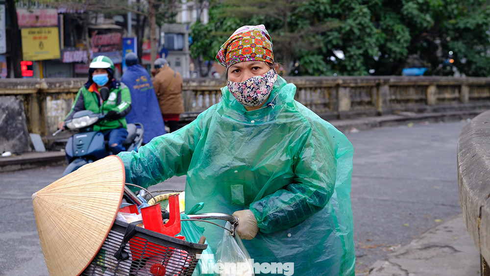 Thời điểm sáng sớm, nhiệt độ vào khoảng 13 đến 15 độ nên nhiều người di chuyển qua cầu Long Biên phải mặc thêm áo mưa để tránh gió lạnh.