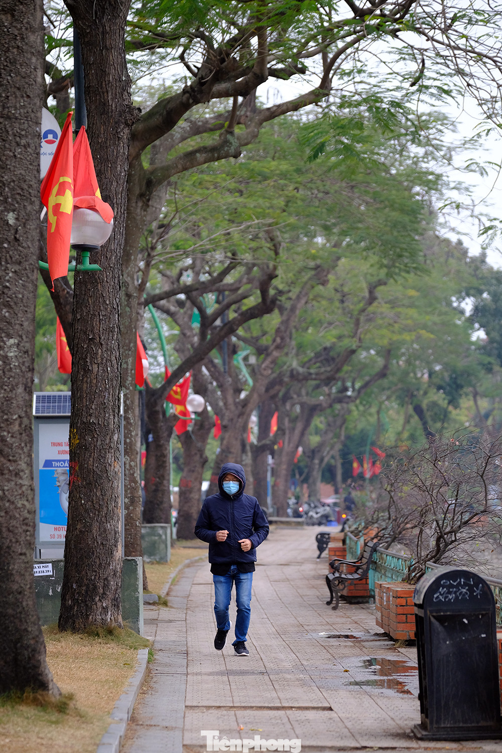 Trung tâm Dự báo Khí tượng Thủy văn Quốc gia cho biết, ngày hôm nay mùng 6 tháng Giêng, bộ phận không khí lạnh từ phương Bắc tiếp tục ảnh hưởng đến miền Bắc nước ta, sau đó ảnh hưởng đến Bắc, Trung Trung Bộ và một số nơi ở Nam Trung Bộ. Gió Đông Bắc trong đất liền mạnh dần lên cấp 3, vùng ven biển cấp 4-5, giật cấp 6. Mọi người ra đường phải mặc ấm và quàng khăn để tránh gió lạnh.