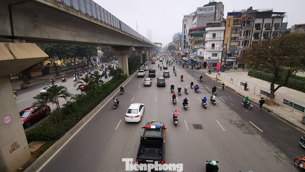 Sau chuỗi ngày nghỉ Tết Nguyên đán đón xuân Quý Mão 2023 kéo dài 1 tuần lễ, sáng nay giao thông Thủ đô khá thông thoáng.