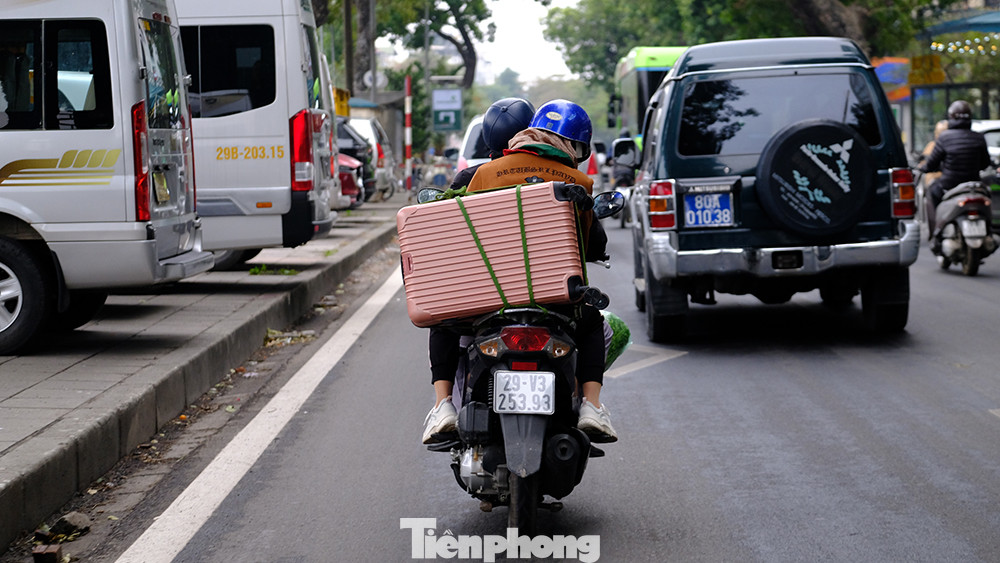 Một số người hôm nay mới trở lại Hà Nội để tránh ùn tắc.