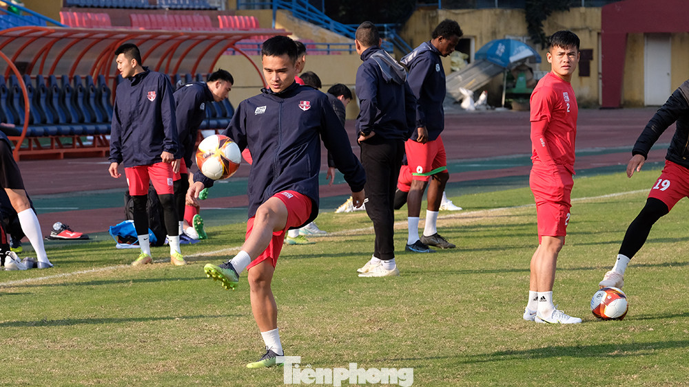 Tuy nhiên trong buổi tập chiều 28/1, tiền vệ Lương Xuân Trường vắng mặt vì chấn thương.