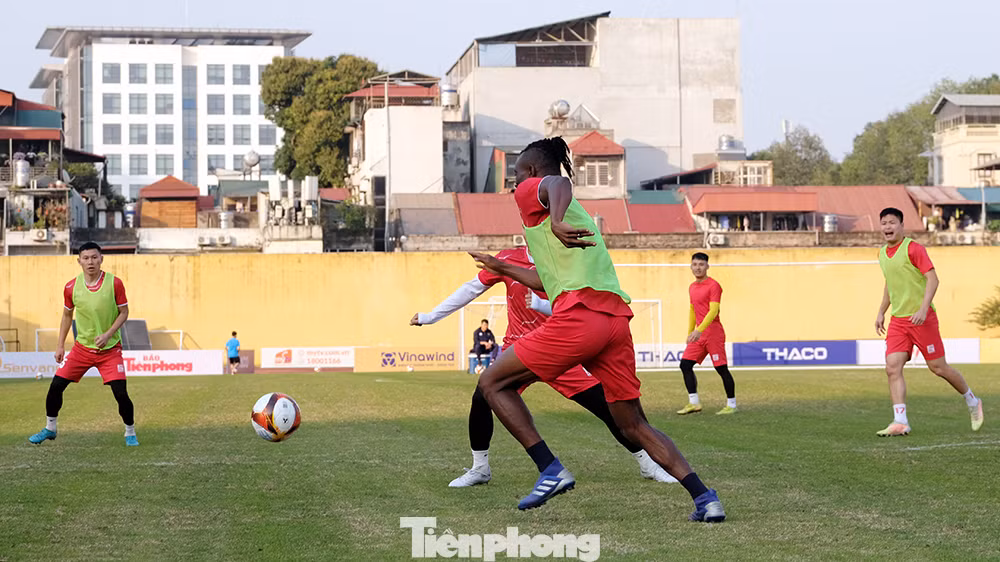 Trong mùa giải V-League 2023, Hải Phòng có 3 ngoại binh. Ngoài 2 bản hợp đồng mới họ vẫn còn Joseph Mpande.