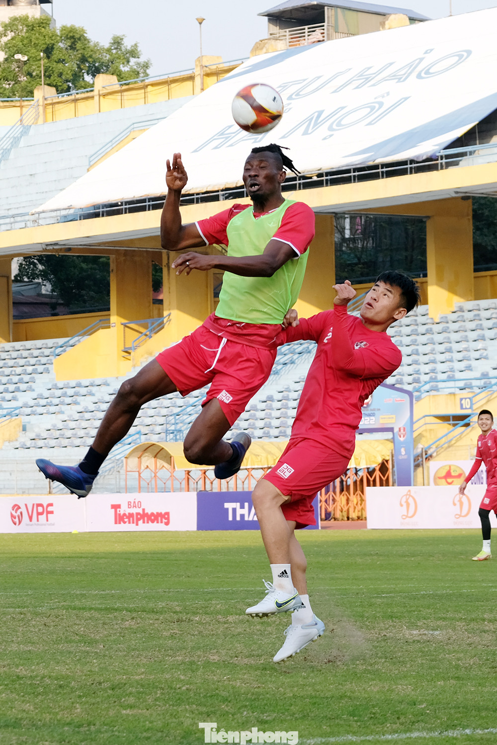 Chiều cao của Bissainthe và Okutu cũng giúp cải thiện khả năng tranh chấp trên không của đội bóng thành phố Hoa phượng đỏ.