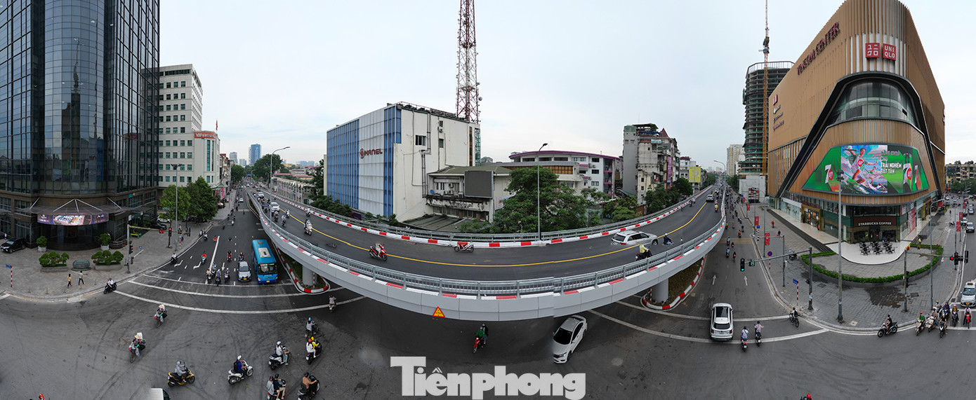 Điều đặc biệt của cầu vượt tại nút giao thông Chùa Bộc - Phạm Ngọc Thạch là cầu có dạng chữ C đầu tiên tại Hà Nội.