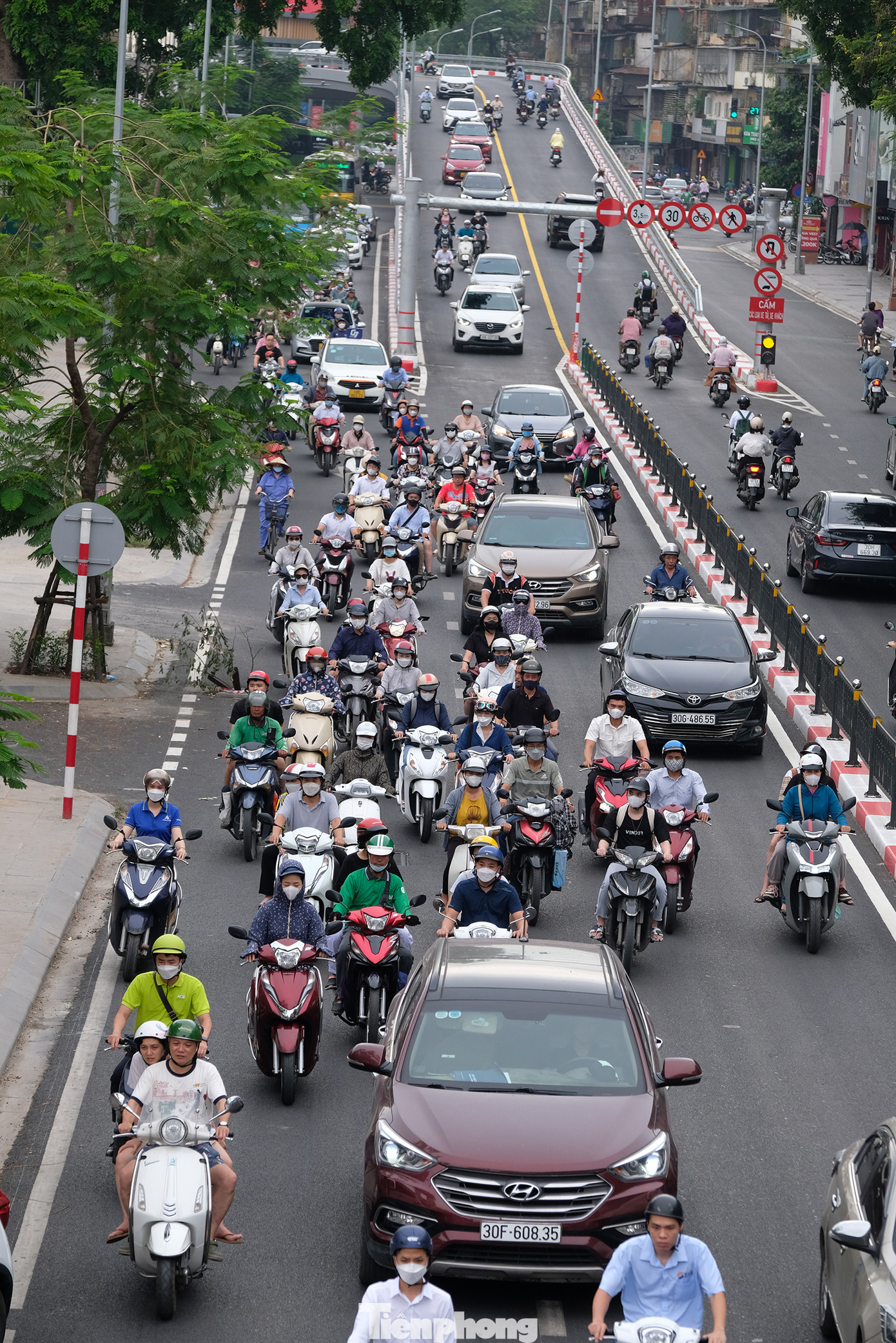 Tại khu vực nút giao Lương Đình Của - Phạm Ngọc Thạch, cơ quan chức năng cấm các phương tiện quay đầu trên đường Phạm Ngọc Thạch (theo hướng từ cầu vượt đến nút giao Lương Định Của). Cấm các phương tiện ô tô trên đường Phạm Ngọc Thạch (hướng từ Đào Duy Anh đi Chùa Bộc) rẽ trái vào phố Lương Định Của. Các phương tiện ô tô từ Phạm Ngọc Thạch rẽ trái vào Lương Định Của đi theo các hướng : Phạm Ngọc Thạch - Đào Duy Anh - Hoàng Tích Trí - Lương Định Của hoặc Phạm Ngọc Thạch - Đông Tác - Lương Định Của hoặc quay đầu tại điểm mở dải phân cách trên đường Phạm Ngọc Thạch (gầm cầu vượt) đi Lương Định Của.