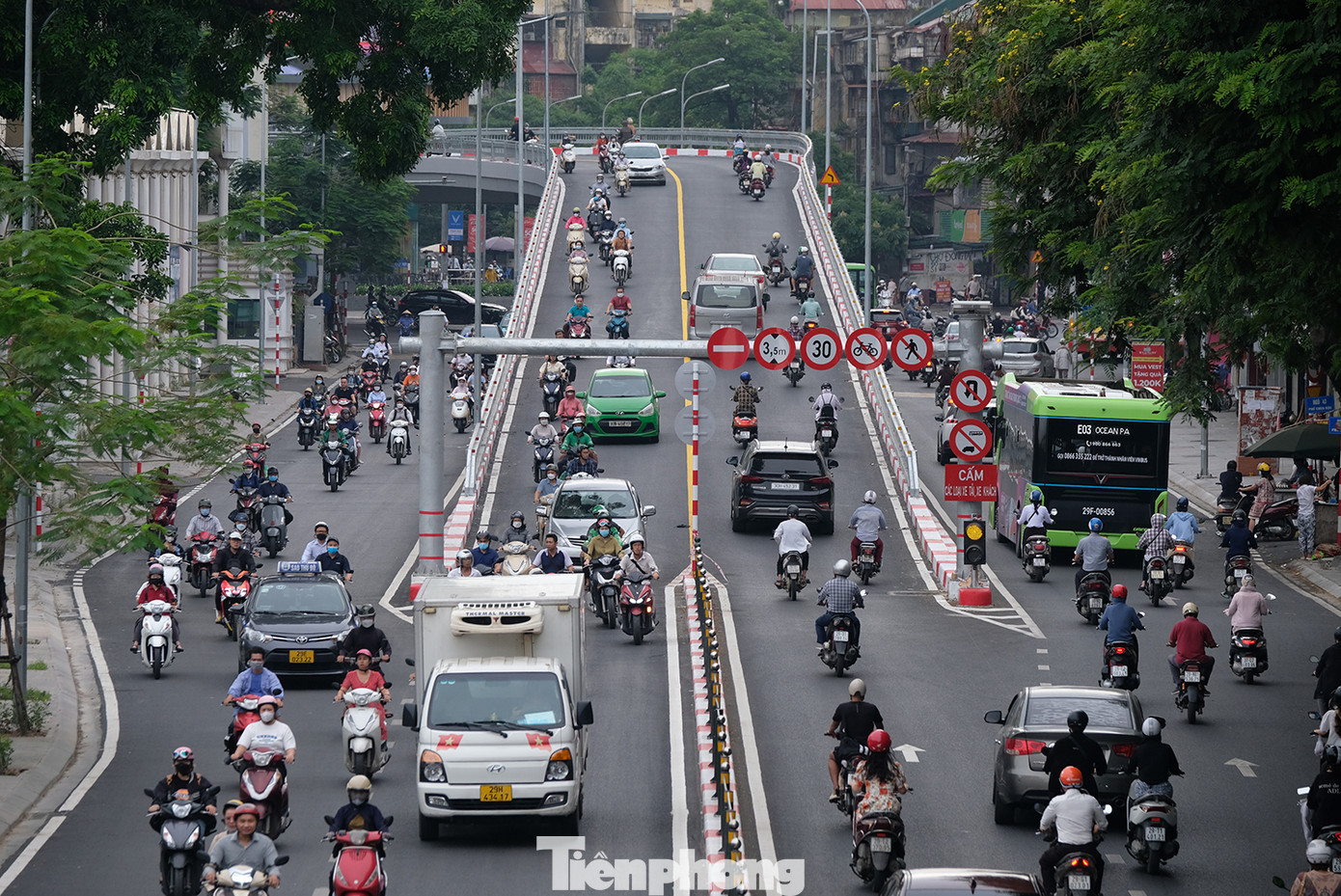 Các phương tiện tham gia giao thông đường bộ không thuộc diện đi trên cầu vượt lưu thông qua trung tâm nút ở gầm cầu vượt Chùa Bộc - Phạm Ngọc Thạch theo sự điều khiển và hướng dẫn của hệ thống đèn tín hiệu giao thông, sơn kẻ, biển báo trên đường hiện trạng.