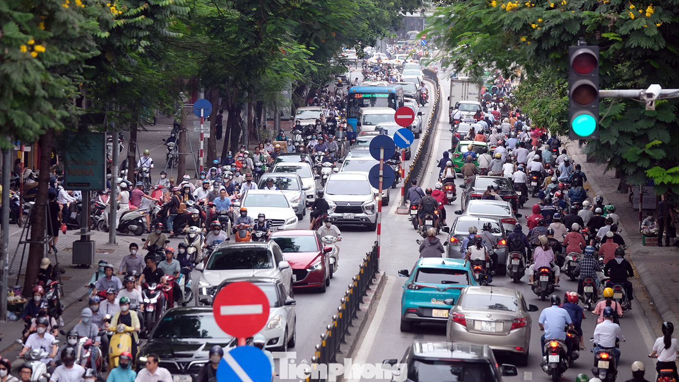 Mật độ giao thông vẫn rất cao nơi chuẩn bị lên và xuống cầu vượt trên phố Chùa Bộc.
