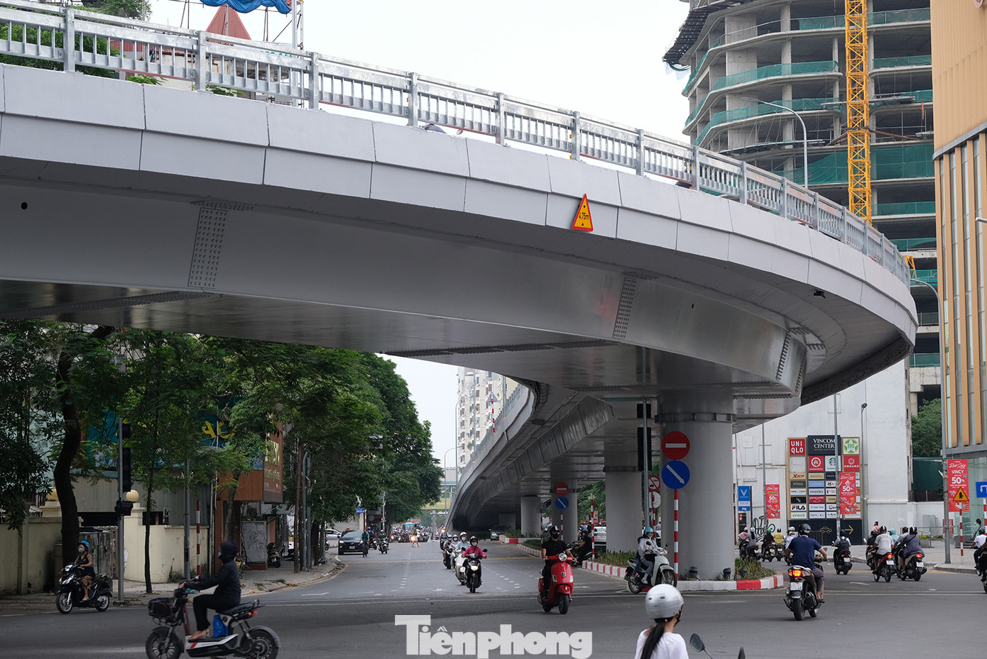 Đây là cầu vượt có hình chữ C đầu tiên và là cầu vượt thép thứ 13 tại Hà Nội được thông xe, xóa ùn tắc tại các nút giao thông luôn có mật độ giao thông cao, thường xuyên xảy ra ùn tắc vào bất cứ thời điểm nào trong ngày.