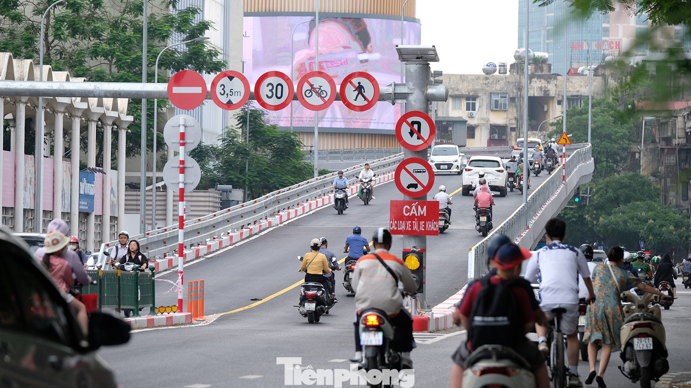 Các phương tiện ô tô, xe máy di chuyển hướng Chùa Bộc - Phạm Ngọc Thạch được lưu thông lên cầu vượt thép. Cấm các phương tiện: Xe thô sơ và người đi bộ; Xe ô tô tải, xe khách; Xe buýt, các loại xe máy kéo, xe máy thi công chuyên dùng, các loại phương tiện có chiều cao quá 3.5m lưu thông qua cầu vượt.