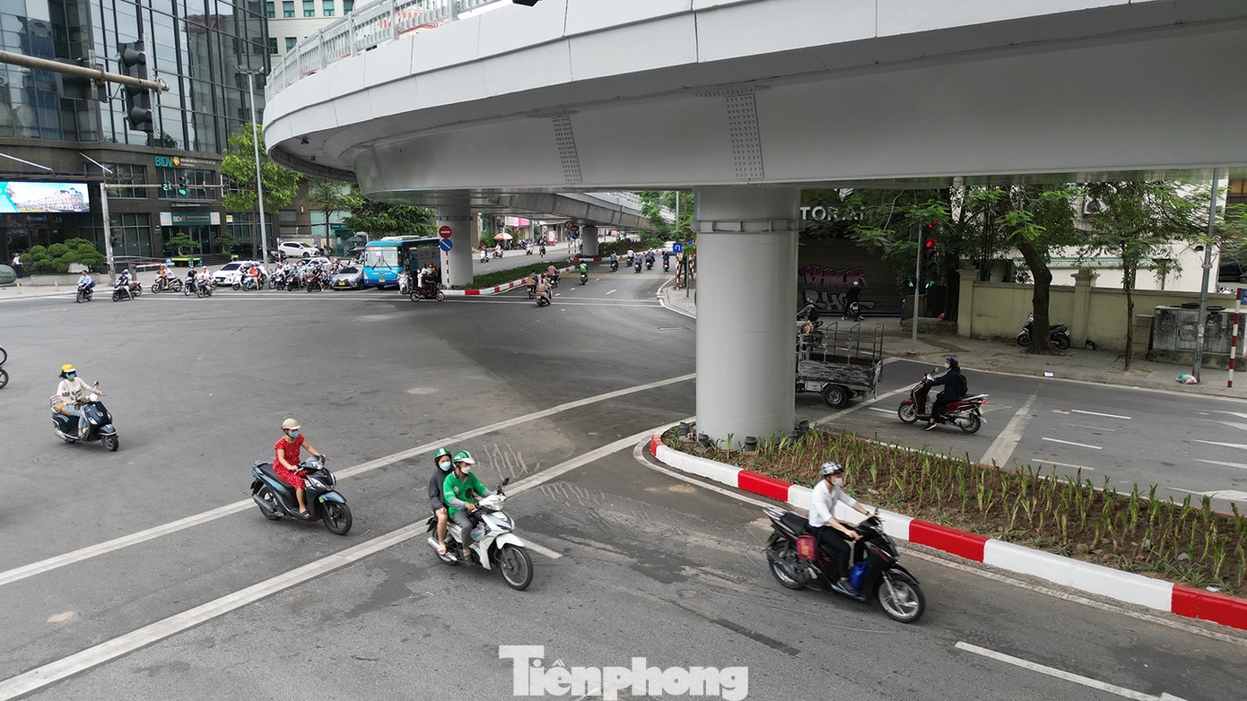 Cầu có tổng mức đầu tư hơn 147 tỷ đồng, gồm 2 làn xe hỗn hợp được xây dựng với kết cấu dầm hộp thép hoàn thành sau 18 tháng thi công.