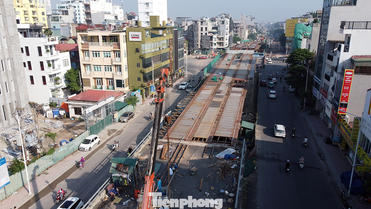 Cầu vượt cạn trên phố Nguyễn Văn Cừ là hạng mục thi công lâu nhất trên trục đường được ví là con đường nghìn tỷ của quận Long Biên.