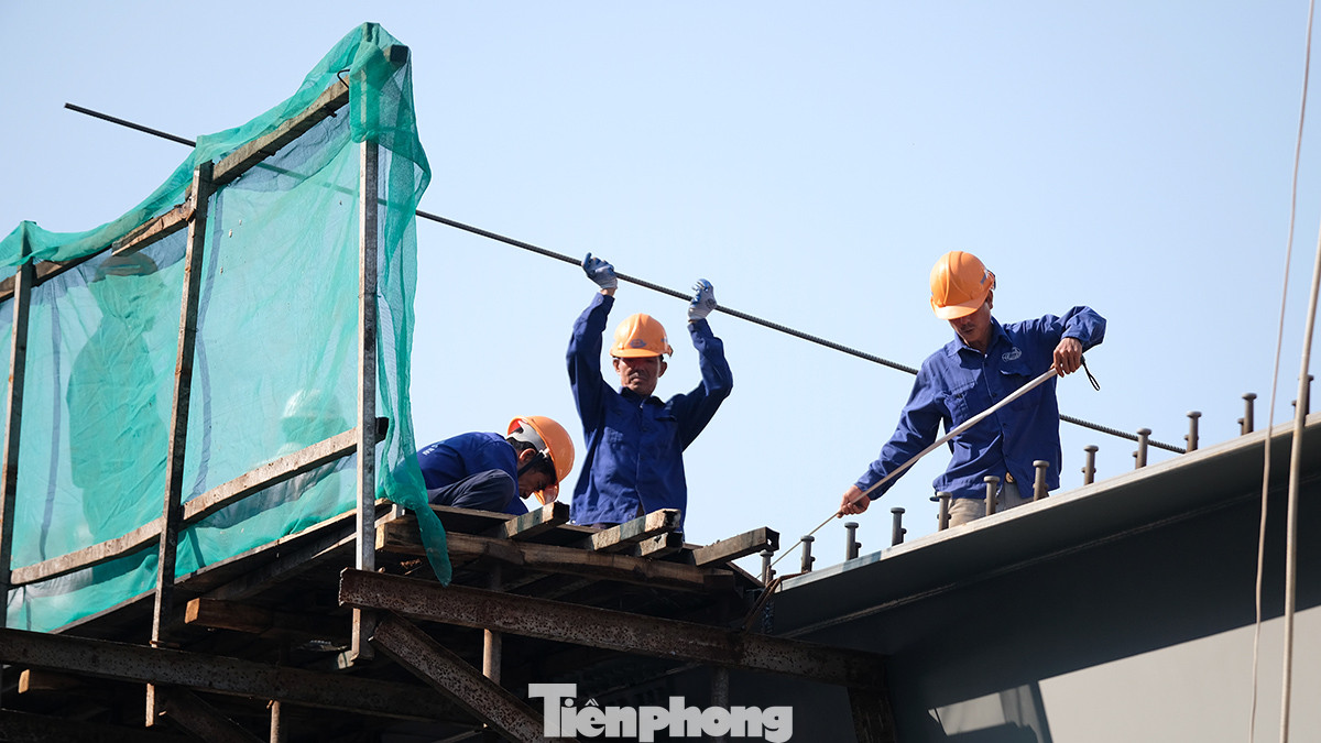 Mới đây, đoạn cầu vượt bắc ngang qua đường Nguyễn Văn Cừ đã được thi công trở lại. Tại dự án, nhiều công trình nhà ở vẫn chưa được giải tỏa toàn bộ, gây mất an toàn và mỹ quan.