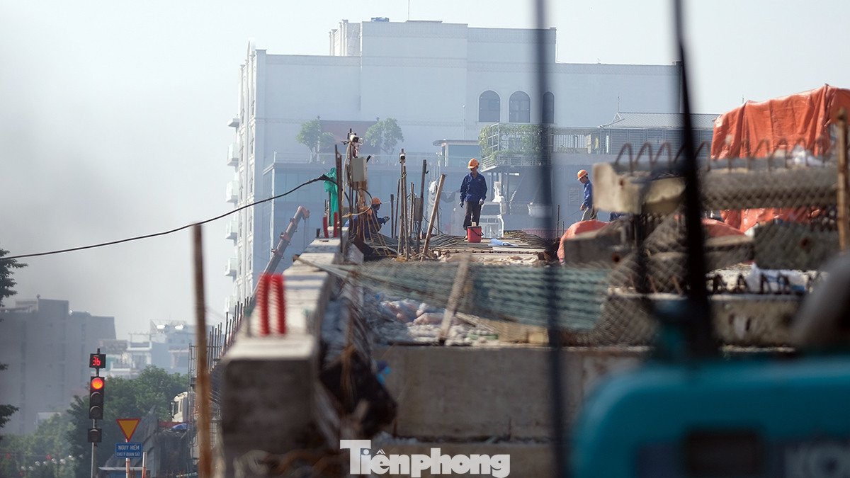 Nguyên nhân của việc chậm tiến độ nhiều năm là do vướng mắc trong khâu giải phóng mặt bằng và việc một dự án nhưng lại được chia cho nhiều đơn vị thi công.