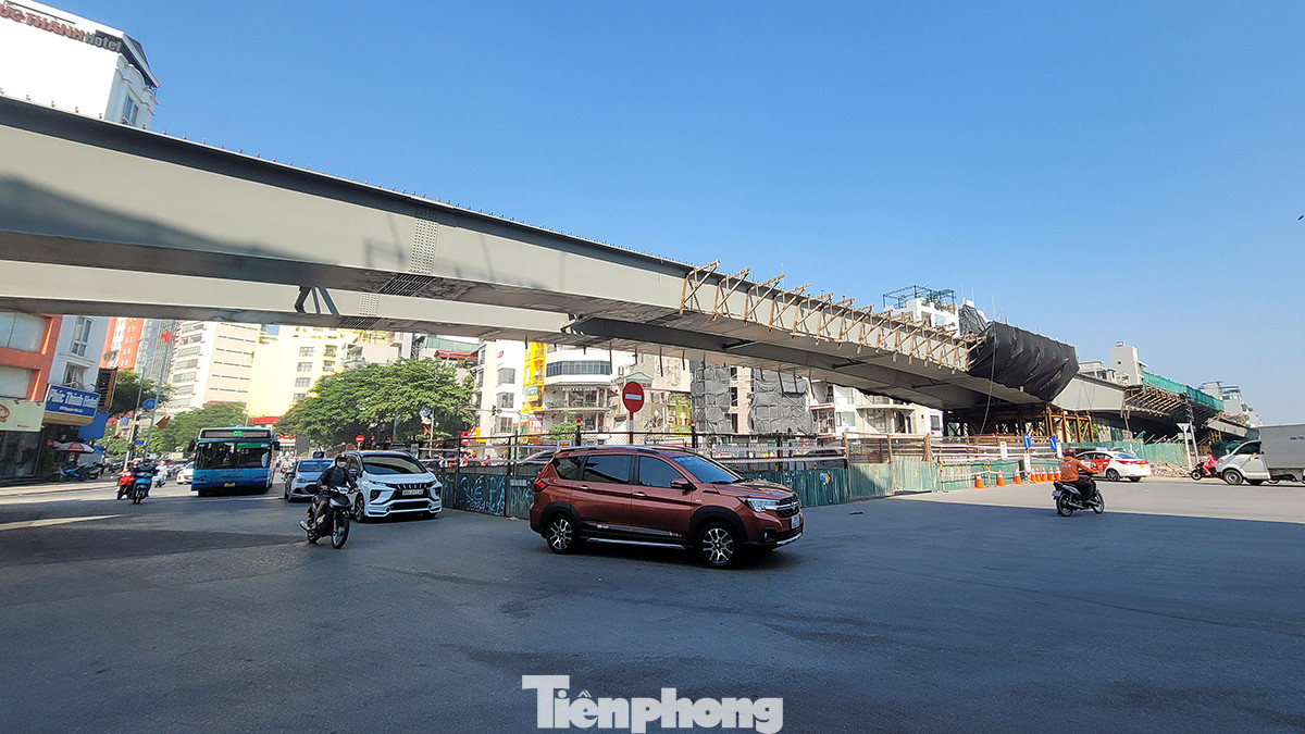 Tuyến đường 40m nối từ đường Nguyễn Văn Cừ đến hết khu tái định cư phường Ngọc Thụy (Long Biên, Hà Nội) có tiến độ hoàn thành năm 2020 nhưng cho đến nay, dự án mới bắt đầu thi công mới tại vị trí cầu vượt qua đường Nguyễn Văn Cừ.