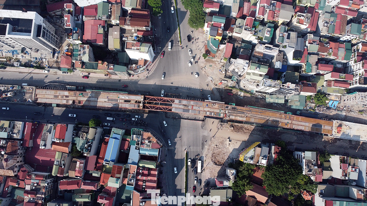 Công trình cầu vượt Nguyễn Văn Cừ - Hồng Tiến hứa hẹn sẽ là điểm nhấn giao thông của khu vực sau khi đưa vào khai thác phục vụ người dân Thủ đô.