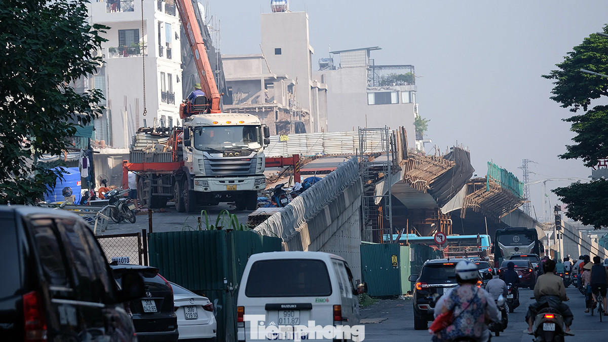 Tuyến đường 40 m nối từ đường Nguyễn Văn Cừ đến hết khu tái định cư phường Ngọc Thụy, quận Long Biên, được duyệt chỉ giới đường đỏ vào năm 2011, duyệt đầu tư năm 2017 với tổng chiều dài 1,52 km.